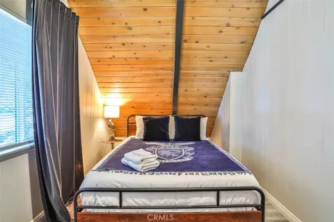 Bedroom - 24833 Matterhorn Ct, Crestline, CA 92325 photo 2 of 9
