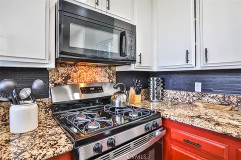 Kitchen - 24833 Matterhorn Ct, Crestline, CA 92325 photo 6 of 6