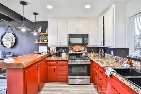 Kitchen - 24833 Matterhorn Ct, Crestline, CA 92325 photo 3 of 6