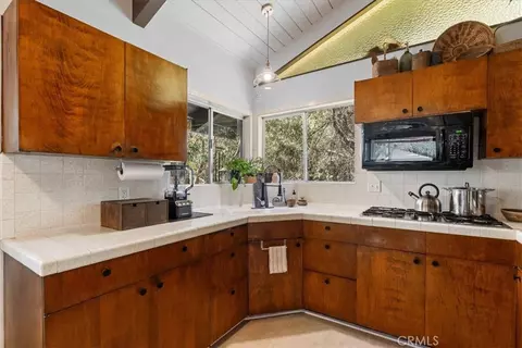 Kitchen - 24873 Edelweiss, Crestline, CA 92325 photo 4 of 4