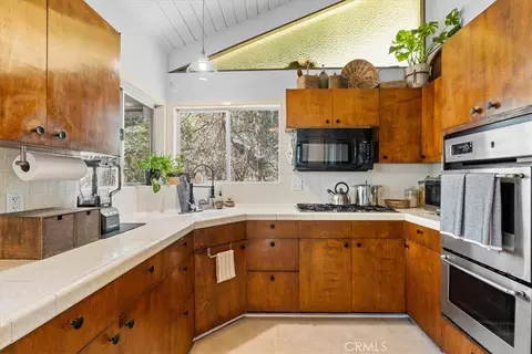 Kitchen - 24873 Edelweiss, Crestline, CA 92325 photo 2 of 4