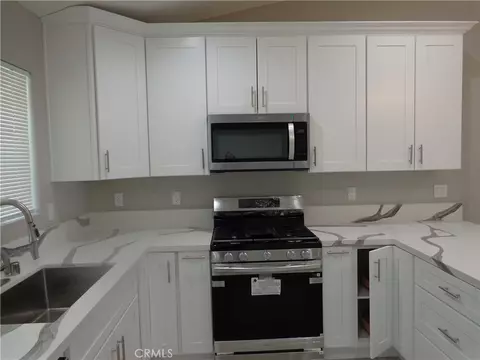 Kitchen - 12744 Running Deer, Apple Valley, CA 92308 photo 4 of 7