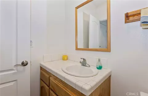 Bath - 26633 Timberline Dr, Wrightwood, CA 92397 photo 4 of 4