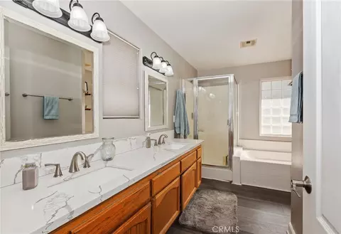 Bath - 26633 Timberline Dr, Wrightwood, CA 92397 photo 1 of 4