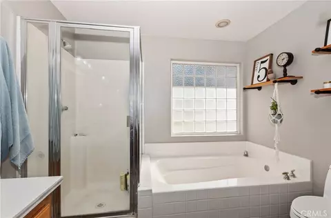 Bath - 26633 Timberline Dr, Wrightwood, CA 92397 photo 2 of 4