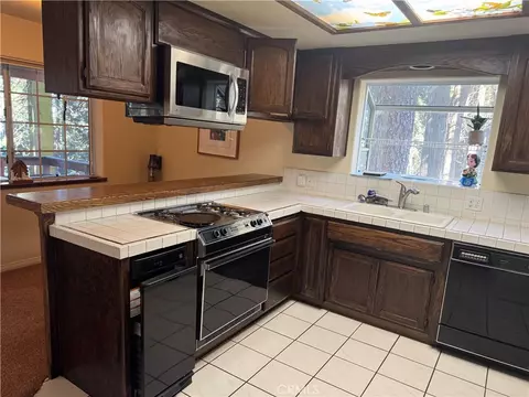 Kitchen - 21564 Jobs Peak, Cedarpines Park, CA 92322 photo 2 of 3