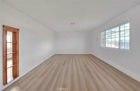 Living - 22133 Thunderbird, Apple Valley, CA 92307 photo 2 of 4