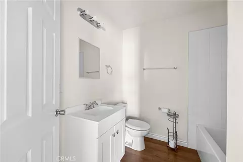 Bath - 2514 Prospect Ave, Riverside, CA 92507 photo 2 of 3