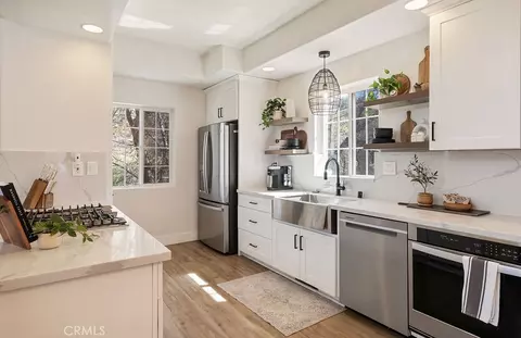 Kitchen - 1498 Deer Way, Lake Arrowhead, CA 92352 photo 2 of 4