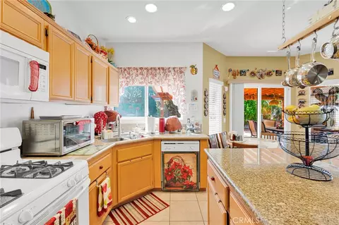 Kitchen - 13397 Earlegate, Victorville, CA 92392 photo 4 of 6