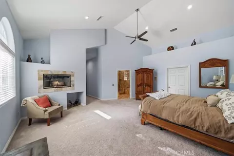 Bedroom - 27312 Little Bear, Lake Arrowhead, CA 92352 photo 5 of 7