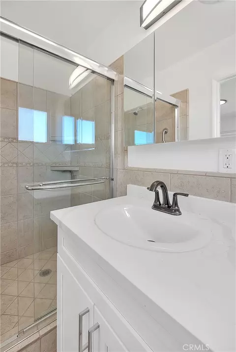 Bath - 20916 Thunderbird, Apple Valley, CA 92307 photo 2 of 3