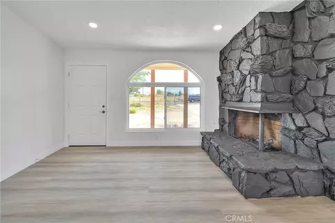 Living - 20916 Thunderbird, Apple Valley, CA 92307 photo 2 of 6