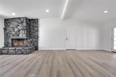 Living - 20916 Thunderbird, Apple Valley, CA 92307 photo 6 of 6