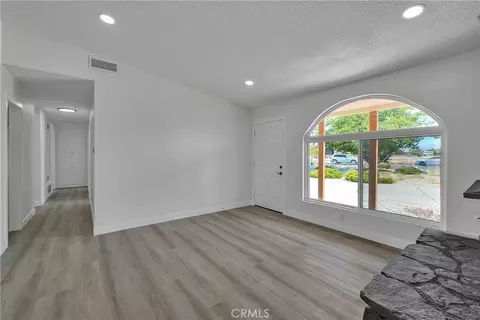Living - 20916 Thunderbird, Apple Valley, CA 92307 photo 4 of 6