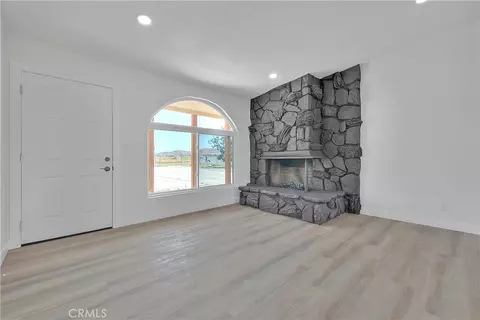 Living - 20916 Thunderbird, Apple Valley, CA 92307 photo 3 of 6