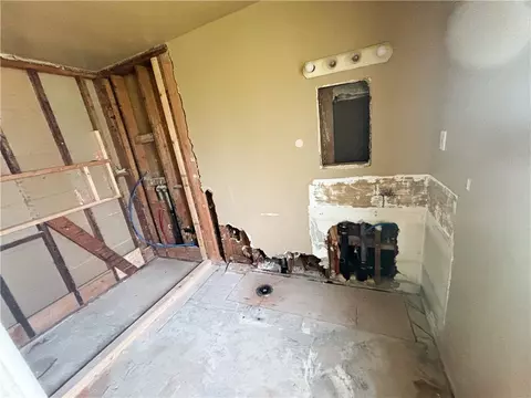Bath - 206 E Fig Ave, Monrovia, CA 91016 photo 2 of 4