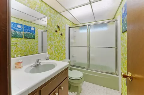 Bath - 1159 Twin Lakes Dr, Wrightwood, CA 92397 photo 3 of 5