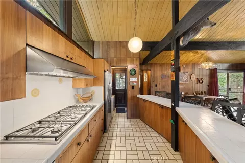 Kitchen - 1159 Twin Lakes Dr, Wrightwood, CA 92397 photo 2 of 6