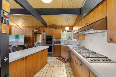 Kitchen - 1159 Twin Lakes Dr, Wrightwood, CA 92397 photo 4 of 6