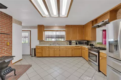 Kitchen - 1231 Mecca Dr, Barstow, CA 92311 photo 2 of 4