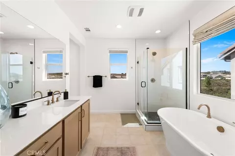Bath - 32259 Hillstone St, Temecula, CA 92591 photo 2 of 2