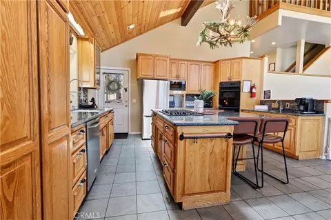 Kitchen - 996 Feather Mtn, Big Bear City, CA 92314 photo 2 of 2