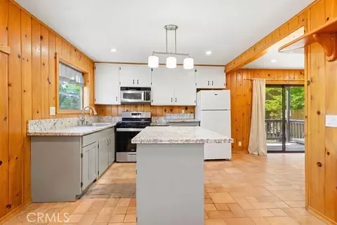 Kitchen - 2285 Lausanne Dr, Wrightwood, CA 92397 photo 1 of 1