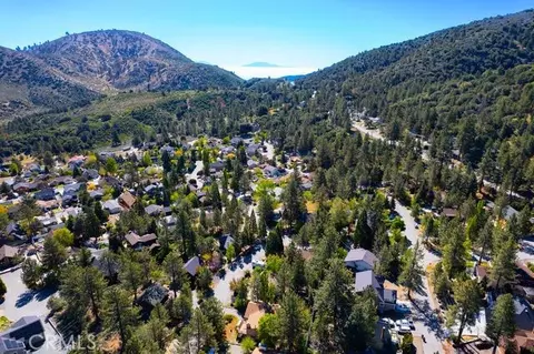 View/Area - 2285 Lausanne Dr, Wrightwood, CA 92397 photo 6 of 7