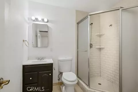 Bath - 2285 Lausanne Dr, Wrightwood, CA 92397 photo 2 of 3