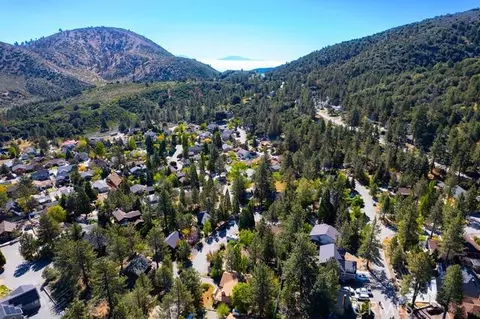 View/Area - 2285 Lausanne Dr, Wrightwood, CA 92397 photo 2 of 2