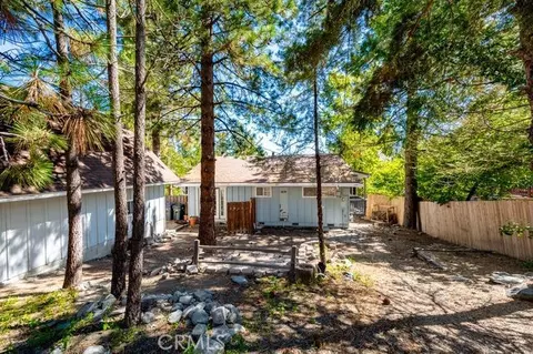 Exterior - 2285 Lausanne Dr, Wrightwood, CA 92397 photo 5 of 6