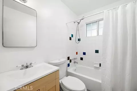 Bath - 2285 Lausanne Dr, Wrightwood, CA 92397 photo 3 of 3