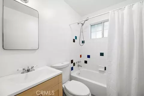 Bath - 2285 Lausanne Dr, Wrightwood, CA 92397 photo 3 of 3