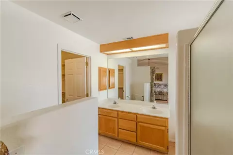 Bath - 14744 Crofton Ln, Helendale, CA 92342 photo 3 of 4