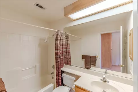 Bath - 14744 Crofton Ln, Helendale, CA 92342 photo 2 of 4