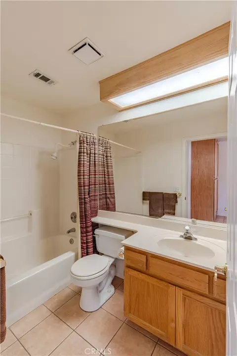 Bath - 14744 Crofton Ln, Helendale, CA 92342 photo 1 of 4