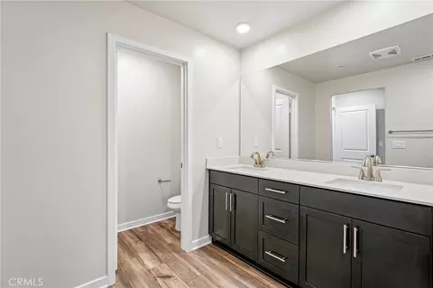 Bath - 9524 Hannah Way, Riverside, CA 92503 photo 2 of 3