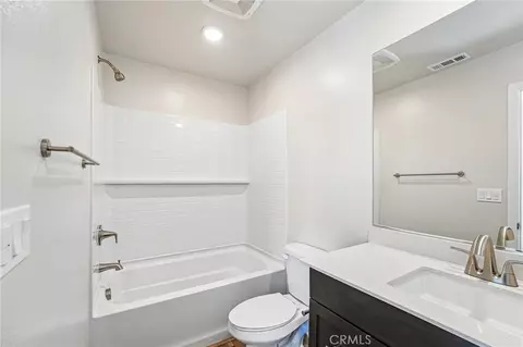 Bath - 9524 Hannah Way, Riverside, CA 92503 photo 1 of 3