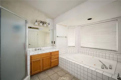 Bath - 906 Devonshire, Bakersfield, CA 93312 photo 2 of 3