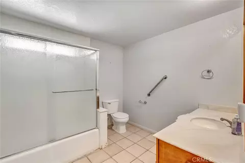 Bath - 27387 Lakeview Dr, Helendale, CA 92342 photo 1 of 6