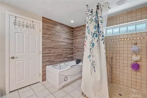 Bath - 27387 Lakeview Dr, Helendale, CA 92342 photo 4 of 6