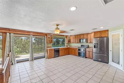 Kitchen - 27387 Lakeview Dr, Helendale, CA 92342 photo 1 of 2