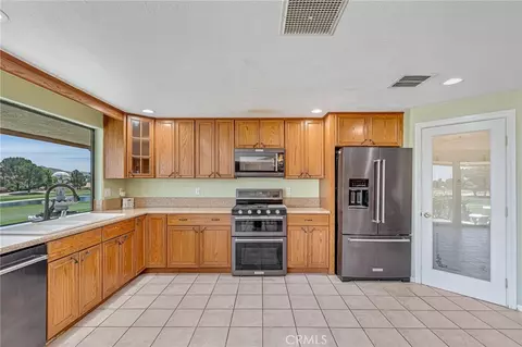 Kitchen - 27387 Lakeview Dr, Helendale, CA 92342 photo 2 of 2