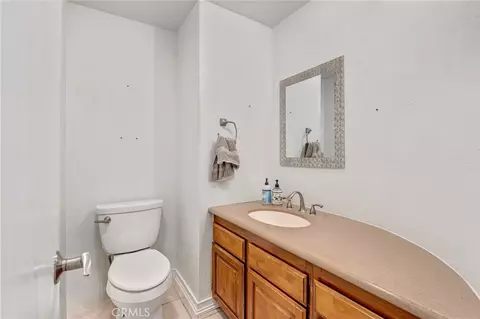 Bath - 27387 Lakeview Dr, Helendale, CA 92342 photo 2 of 6