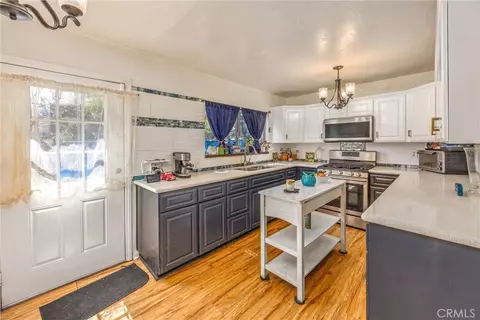 Kitchen - 2164 Outer Hwy 2 Hwy S, Wrightwood, CA 92397 photo 1 of 5
