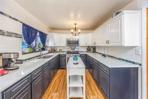 Kitchen - 2164 Outer Hwy 2 Hwy S, Wrightwood, CA 92397 photo 3 of 5