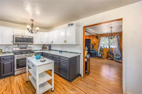 Kitchen - 2164 Outer Hwy 2 Hwy S, Wrightwood, CA 92397 photo 2 of 5