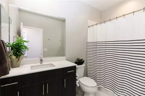Bath - 1012 Eucalipto Pl, Montebello, CA 90640 photo 5 of 6