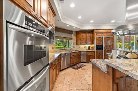 Kitchen - 38136 Butterfly Ct, Yucaipa, CA 92399 photo 2 of 5